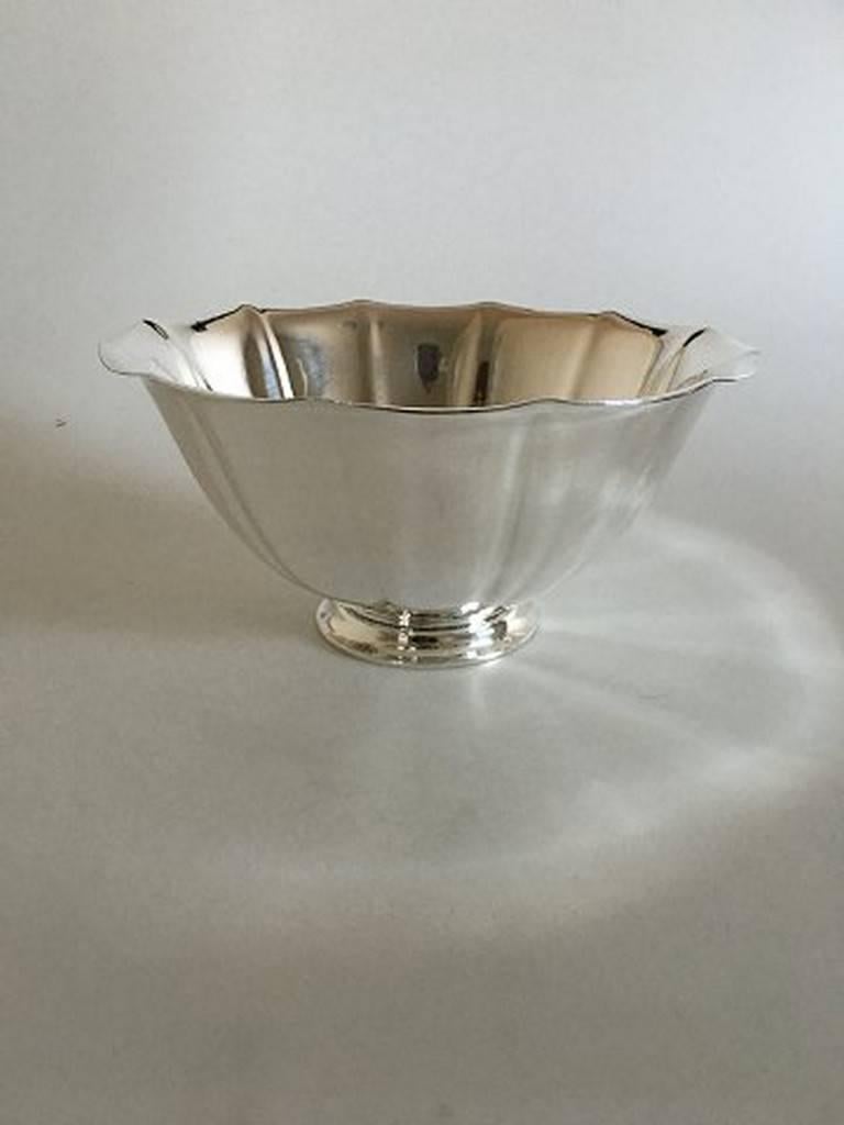 Georg Jensen sterling silver bowl #522A. In perfect condition. From after 1945. Measures: 10.5 cm tall (4 9/64