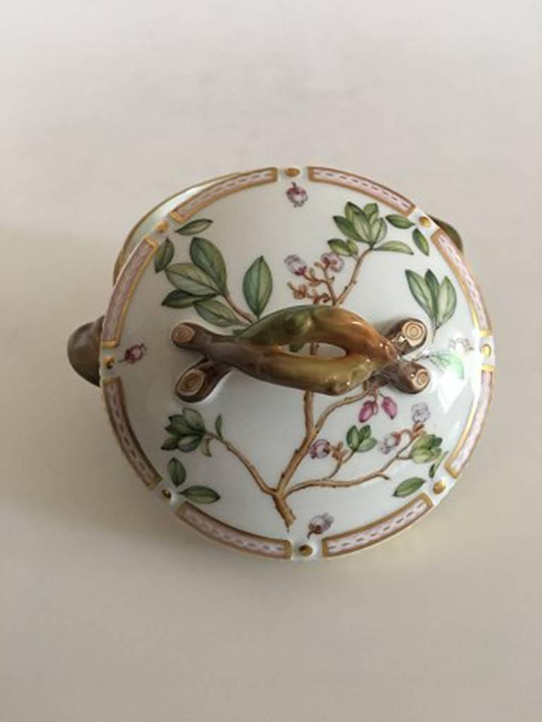 Royal Copenhagen flora Danica sugar bowl #157. Measures: 5 cm height (1 31/32 inches), 8 cm diameter (3 5/32 inches) 1st quality. In perfect condition.