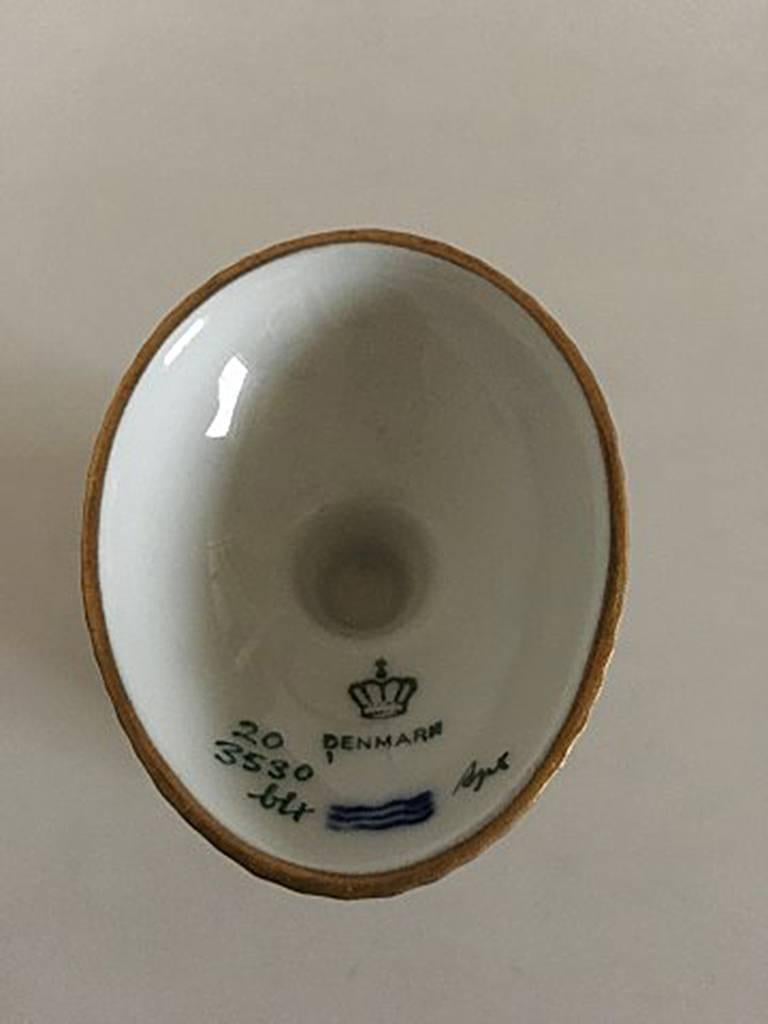 Royal Copenhagen Flora Danica egg cup #20/3530. Measures: 5.5 cm (2 11/64 in) H. 4.5 cm dia (1 49/64 in). In perfect condition.