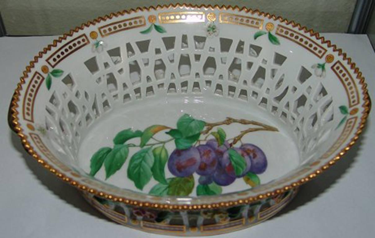 Antique Royal Copenhagen Flora Danica fruit bowl #3536. Measures 24 x 19 x 8 cm (9 29/64 inches x 7 31/64 inches x 3 5/32 inches) and is in perfect condition. Latin name: Prunus domestica L