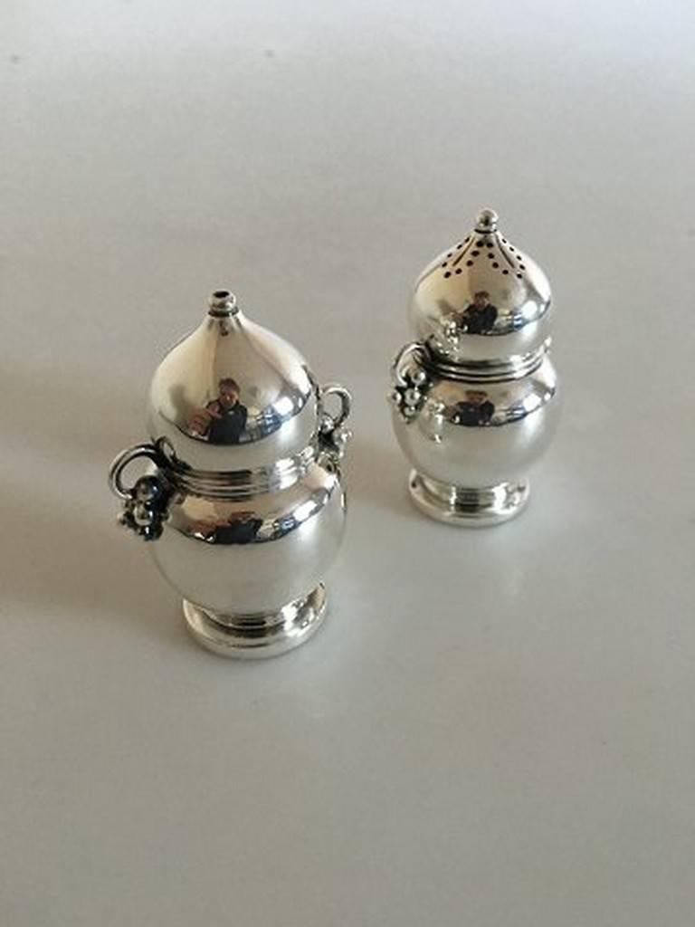 Georg Jensen sterling silver Harald Nielsen salt and pepper set #724. In perfect condition. From after 1945. Measures 6.5 cm tall (2 9/16 in.). Weighs 95 g / 3.35 oz.