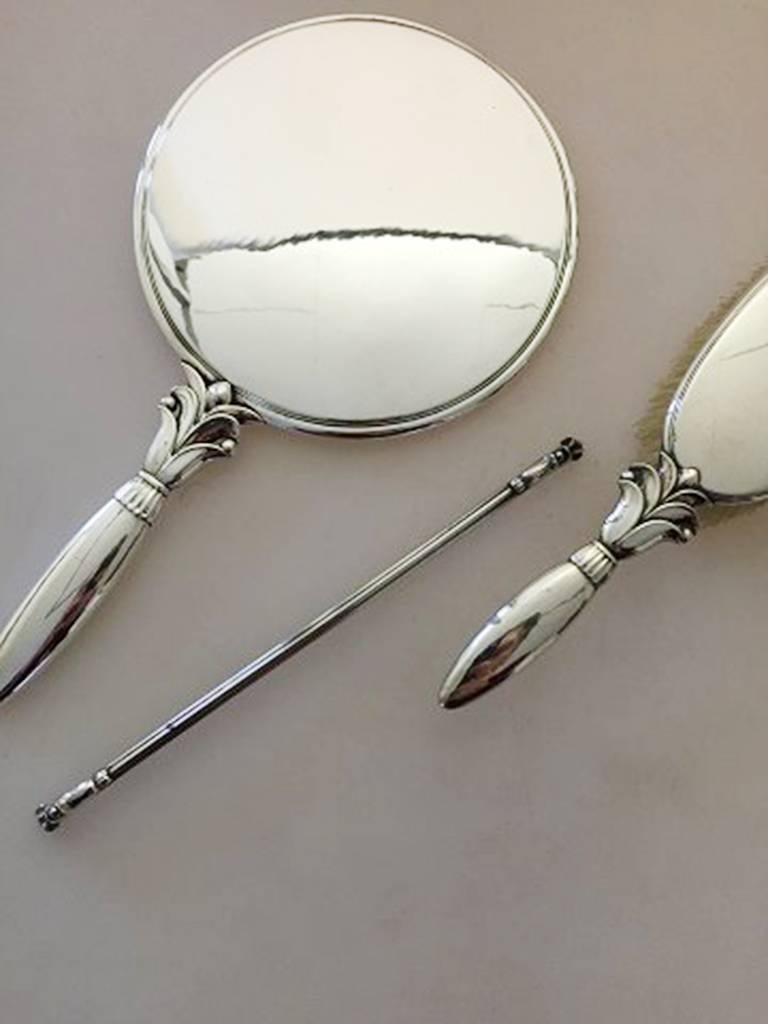 Georg Jensen sterling silver Harald Nielsen mirror, brush and comb #172. Mirror measures 26.8 cm, brush 22.3 cm and cumb 20.3 cm. In used condition.