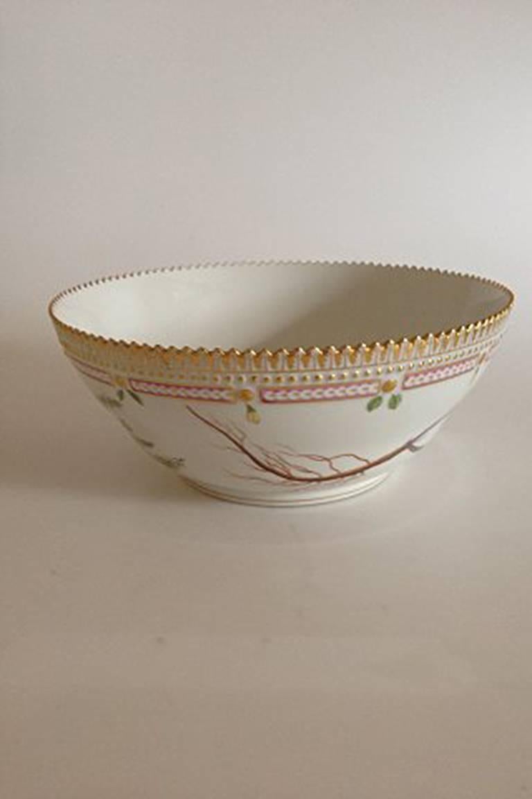 Royal Copenhagen Flora Danica salad bowl #3555 or #578.
Measures: 23.5 cm / 9 1/4 inches.
Holds 200cl or 67 2/3 oz.