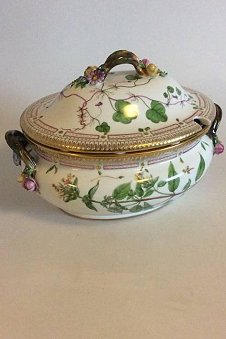 Royal Copenhagen Flora Danica large tureen #3560.
Holds 5 qt.
Measures 14 1/4 in. x 9 1/4 in. and is 10 1/2 in. high.
Perfect condition.