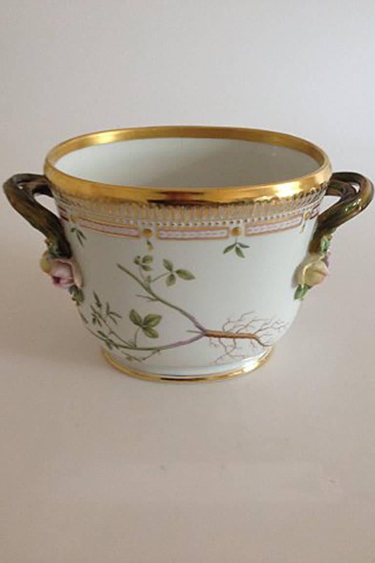 Royal Copenhagen Flora Danica oval wine cooler #3569.
In perfect condition.
Measures: 27 cm x 16.5 cm (10 3/5 inches x 6 1/2 inches)
Holds 125 cl or 42 1/4 oz.
