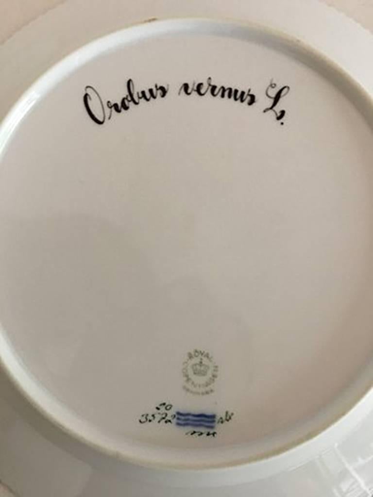 Royal Copenhagen Flora Danica luncheon plate no. 3572. Measures: 22 cm diameter (8 21/32 inches). 1st quality, in perfect condition.