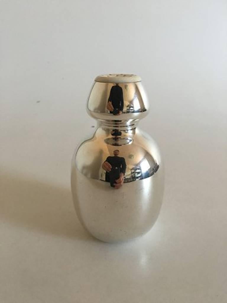 Cohr sterling silver sugar shaker. Measures: 13.5 cm tall (5 5/16