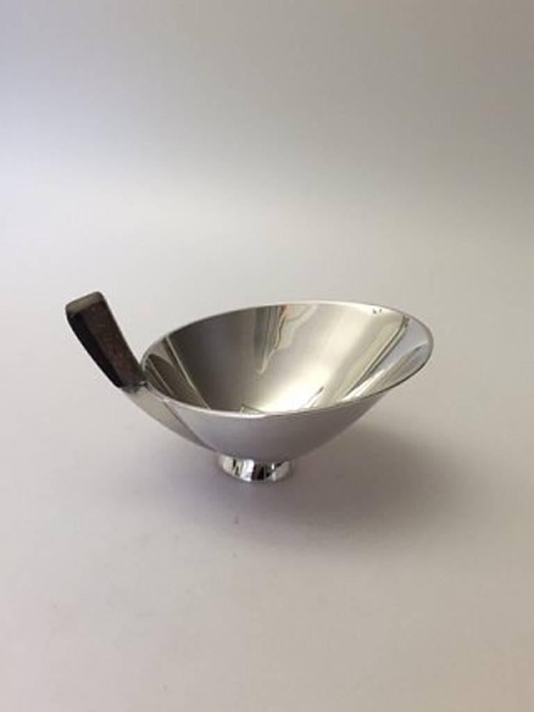 Moderne Cohr sterling silver bowl with wooden handle. Measures 13cm (5 1/8in.). Weighs 145g (5,10oz).