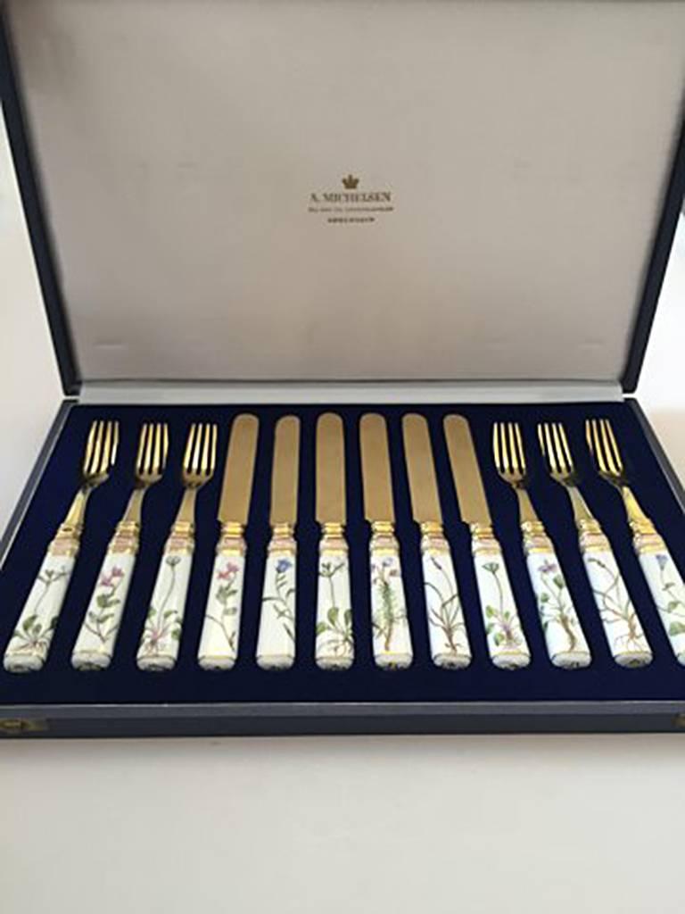 Royal Copenhagen Flora Danica dessert flatware set for six persons Anton Michelsen gilded silver in Presentation Box.
Knives measures 20.3 cm and forks 18.7 cm. The handles are made of porcelain and the tool part is gilded silver from Michelsen
