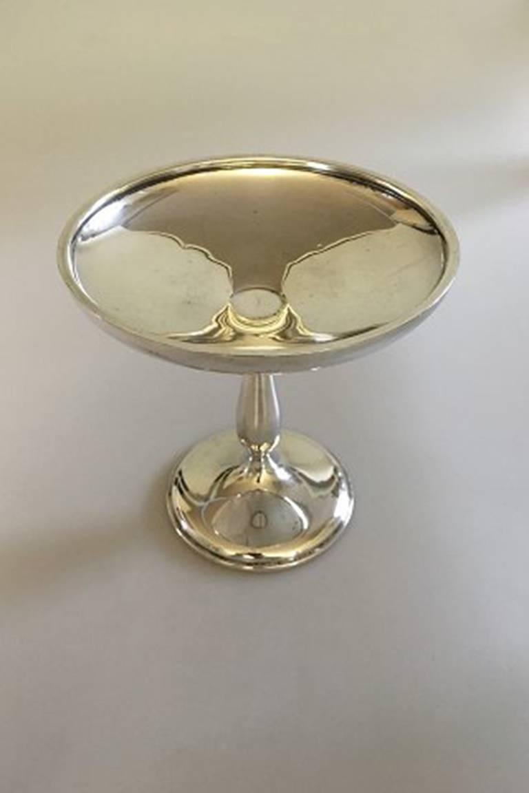 Wallace sterling silver footed bowl #72

Measures 15.5 cm height (6 7/64 in) and 15.5 cm diameter (6 7/64 in).