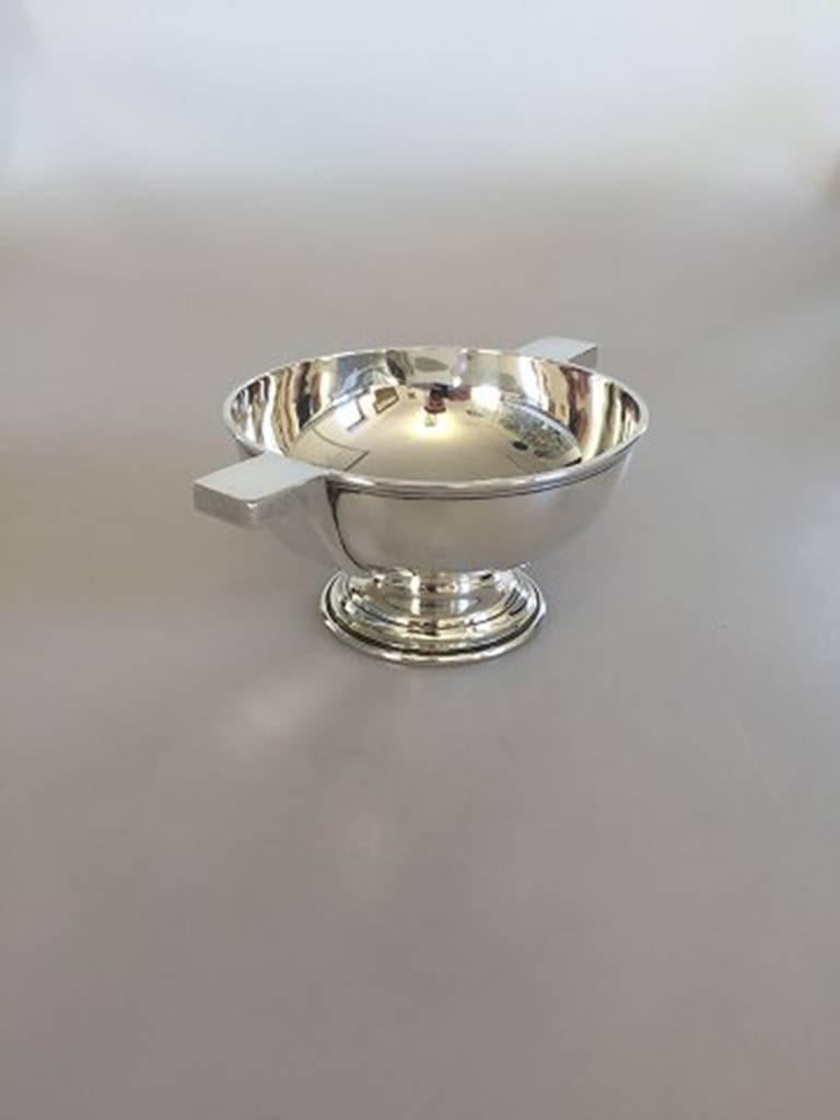 English sterling silver porringer or bowl from Sheffield by James Dixon and Sons from 1910.

Silver footed bowl.

Measures: 11.5 cm diameter, 6.5 cm height (4 17/32 inches diameter, 2 9/16 in height).