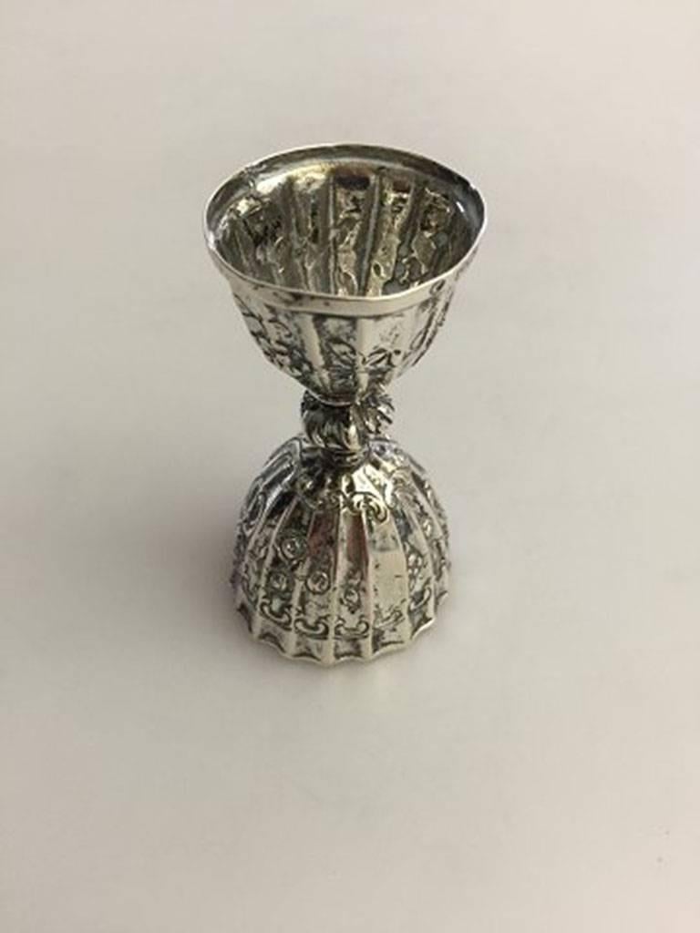 Sterling silver measuring cup / jigger ornamented with flowers. Contains 30 and 60 ml.

Measures 7.5 cm height 4 cm in diameter / 3.5 cm diameter.
Weighs 49 g / 1.65 oz.