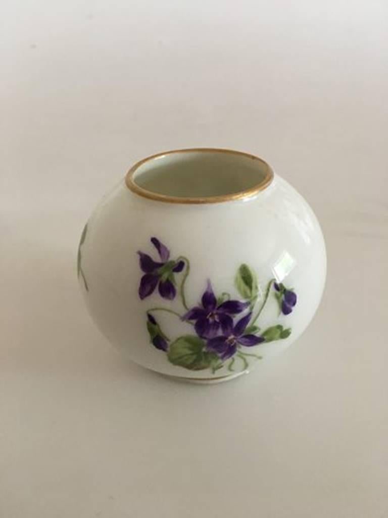 Royal Copenhagen vase with purple flower motif. Measures: 6 cm H (2 23/64 inches). 1st quality. In good condition.