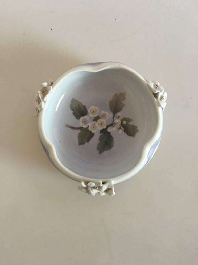 Royal Copenhagen bowl. Measures: 13.5 cm diameter (5 5/16 inches). 4 cm tall (1 37/64 inches).
A few chips on the flowers.