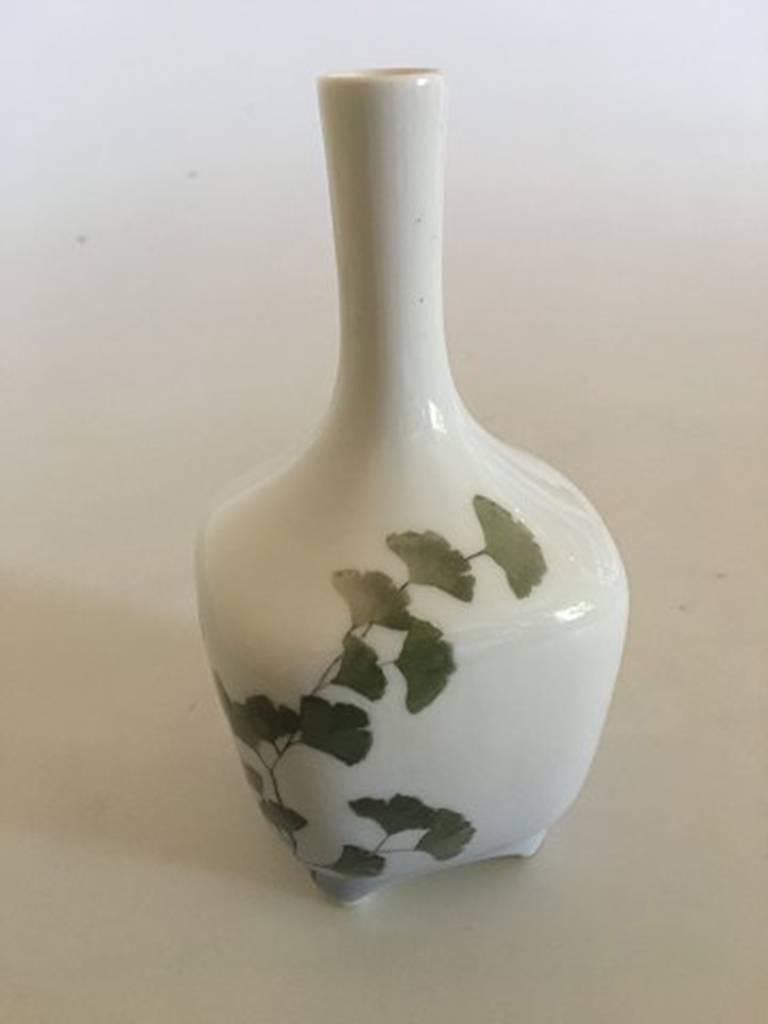 Royal Copenhagen Art Nouveau Vessel Vase No. 200/135 med Påskelilje de