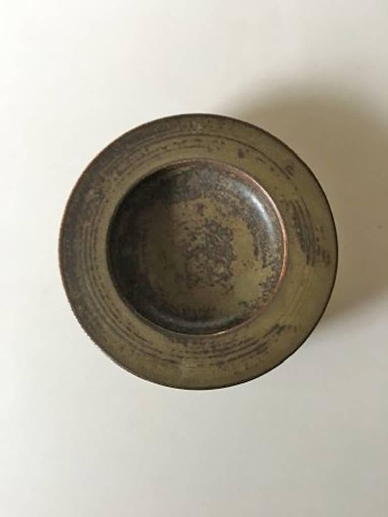 Bing & Grondahl stoneware dish no. 7230. Measure: 17 cm diameter. 4.5 cm H. In nice condition. Valdemar Petersen.