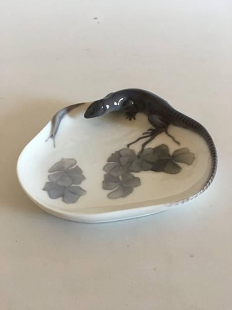 Royal Copenhagen lizard and snail dish #630/308. Measures: 12 cm. Repaired on the rim. We do have a perfect one in stock.