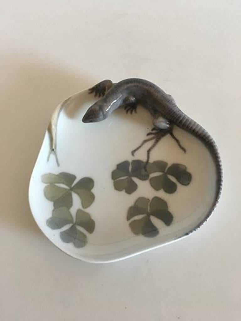 Royal Copenhagen lizard and snail dish #630/308. Measures 12 cm and is in good condition.
