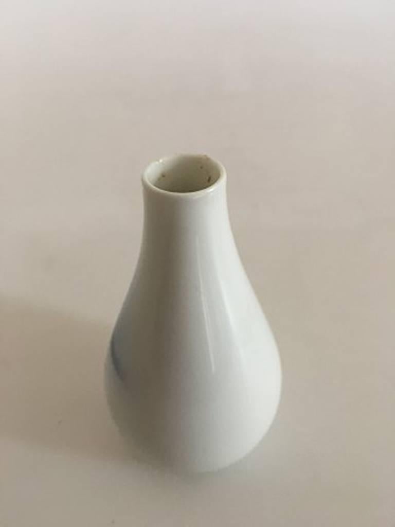 Bing & Grondahl Art Nouveau vase #155 #2.
Measures: 9 cm and is in good condition.