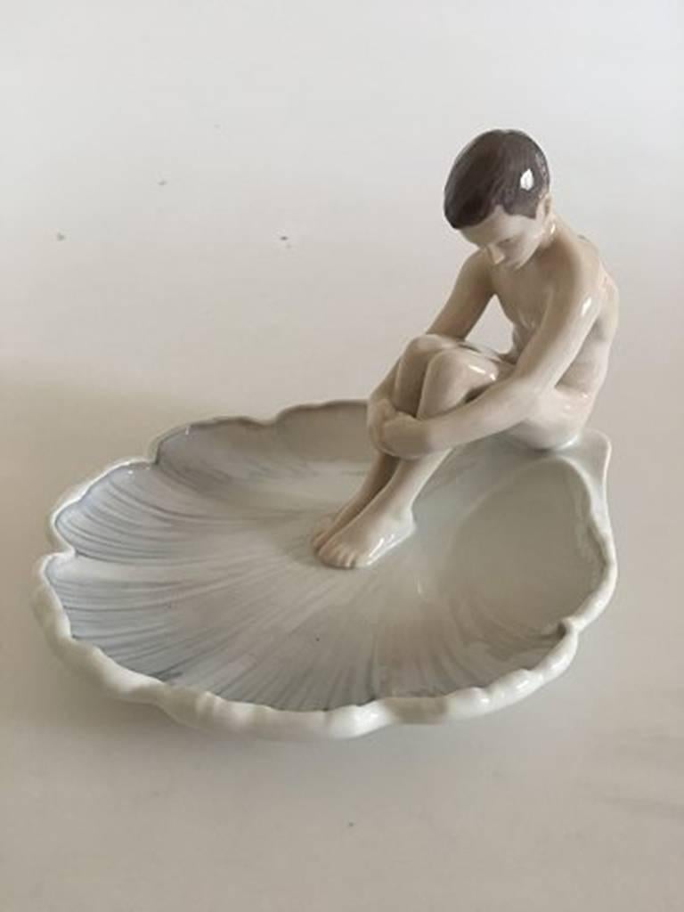 Bing & Grondahl leaf shaped Art Nouveau dish with young nude man #1660. Measure: 15 cm height (5 29/32 in). Measure: 21.5 cm diameter (8 15/32 in). 1st Quality. In perfect condition.