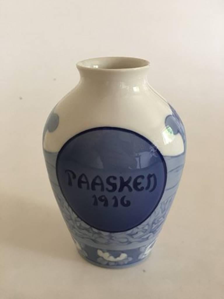 Bing & Grondahl 1916 Easter vase. Measures: 17.5 cm H (6 57/64 in). 1st quality. In perfect condition.