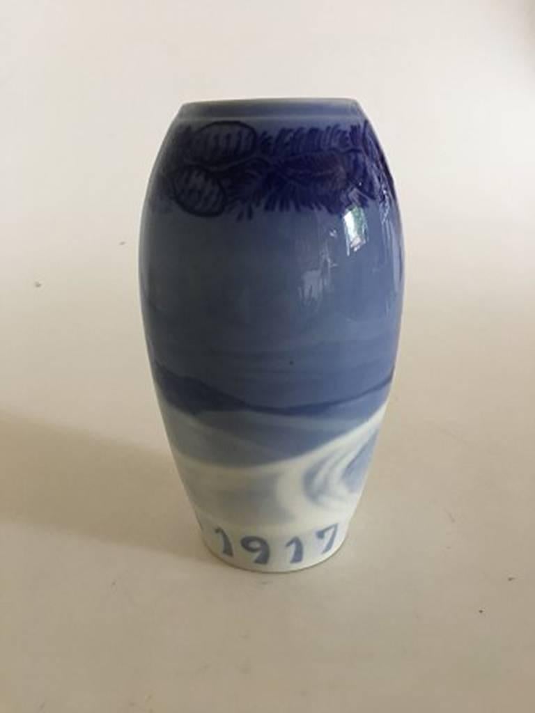 Bing & Grondahl Christmas vase from 1917. Measures 17.5cm and is in good condition.