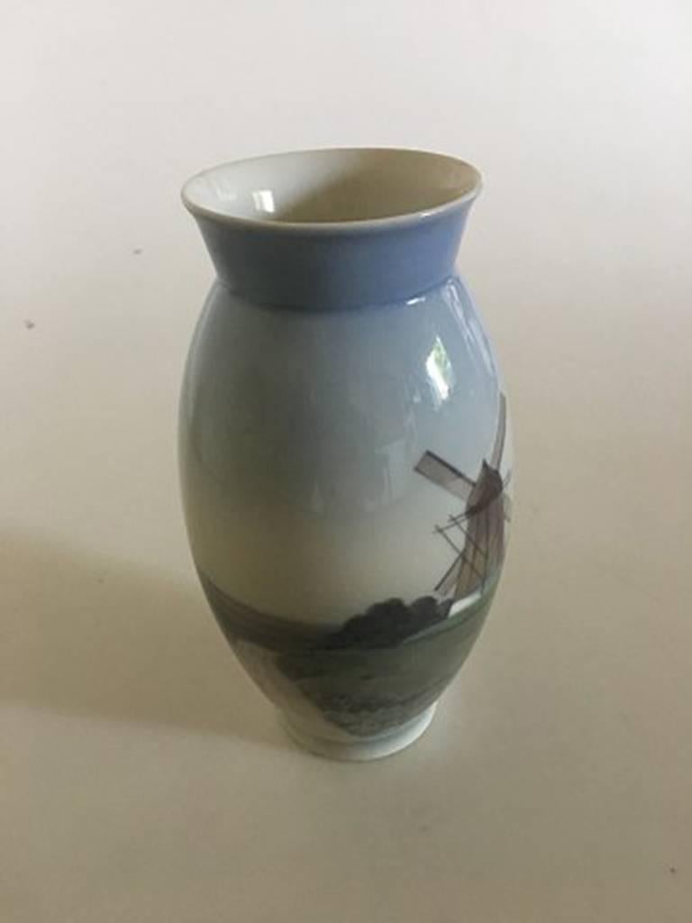 Bing & Grondahl vase with mill motif no. 695/5420. Measures: 19 cm H (7 31/64 in). In perfect condition. 1st quality.