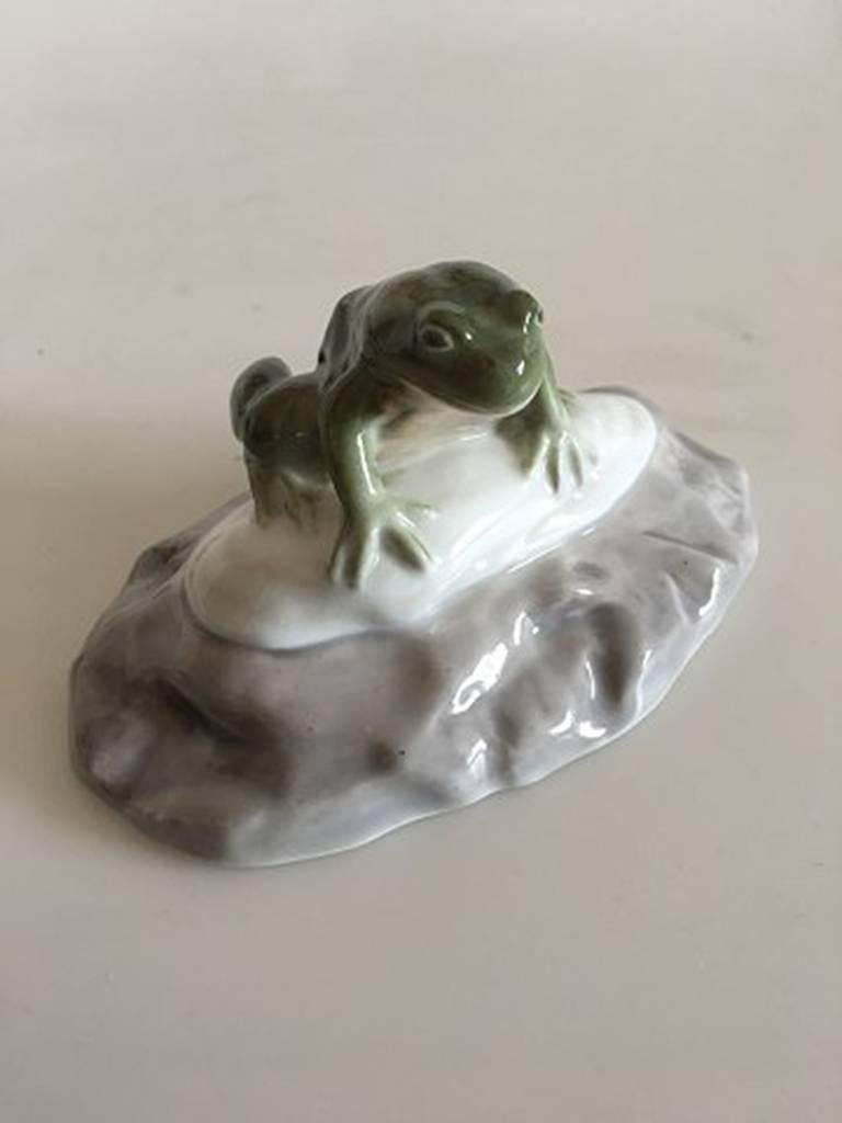 Royal Copenhagen Art Nouveau paperweight with frog #882. Measures 11 cm x 5 cm. First quality and is in perfect condition.