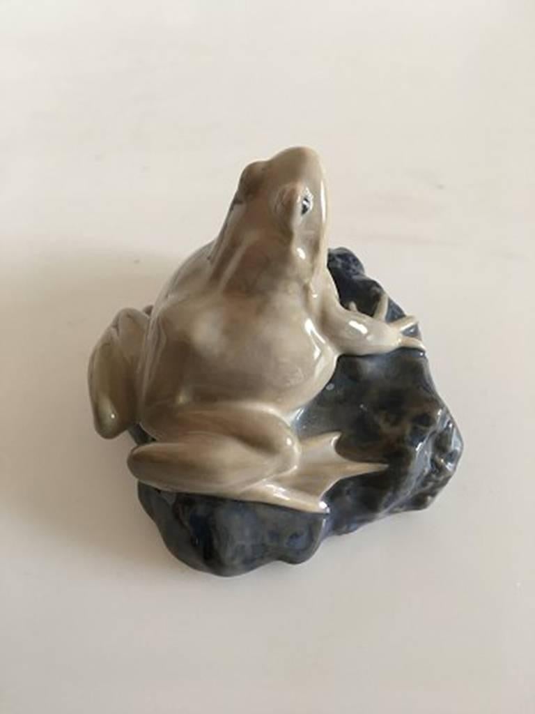 Royal Copenhagen Art Nouveau paperweight with frog #884. Measures: 9 cm x 6 cm. Is first quality and in perfect condition.