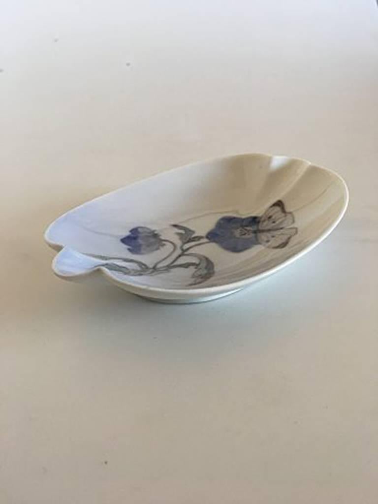 Royal Copenhagen dish #1276/960 with blue flower and butterfly motif. Measures 15.5 x 11 cm. 1st quality in nice and whole condition.