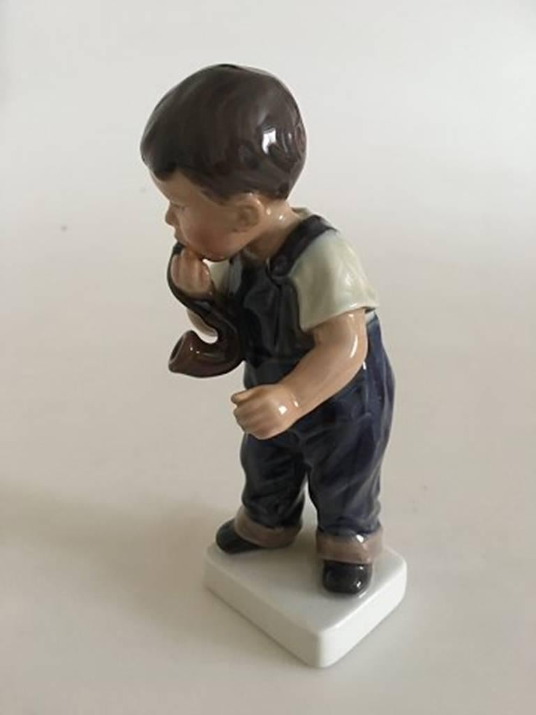 Dahl Jensen figurine of a boy with pipe #1027. In good condition. Measures: 15.5cm.