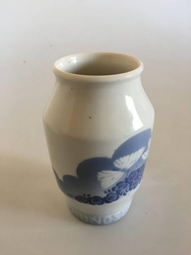 Royal Copenhagen rundskue vase from 1920. Measures: 15 cm H (5 29/32 in). 1st quality. The vase has a few burning mistakes here and there but otherwise in good condition.