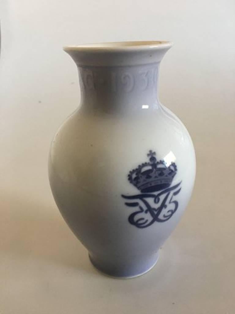 Royal Copenhagen Rundskue vase from 1931. Measures: 17.5 cm H (6 57/64 in). 1st quality in nice and whole condition.