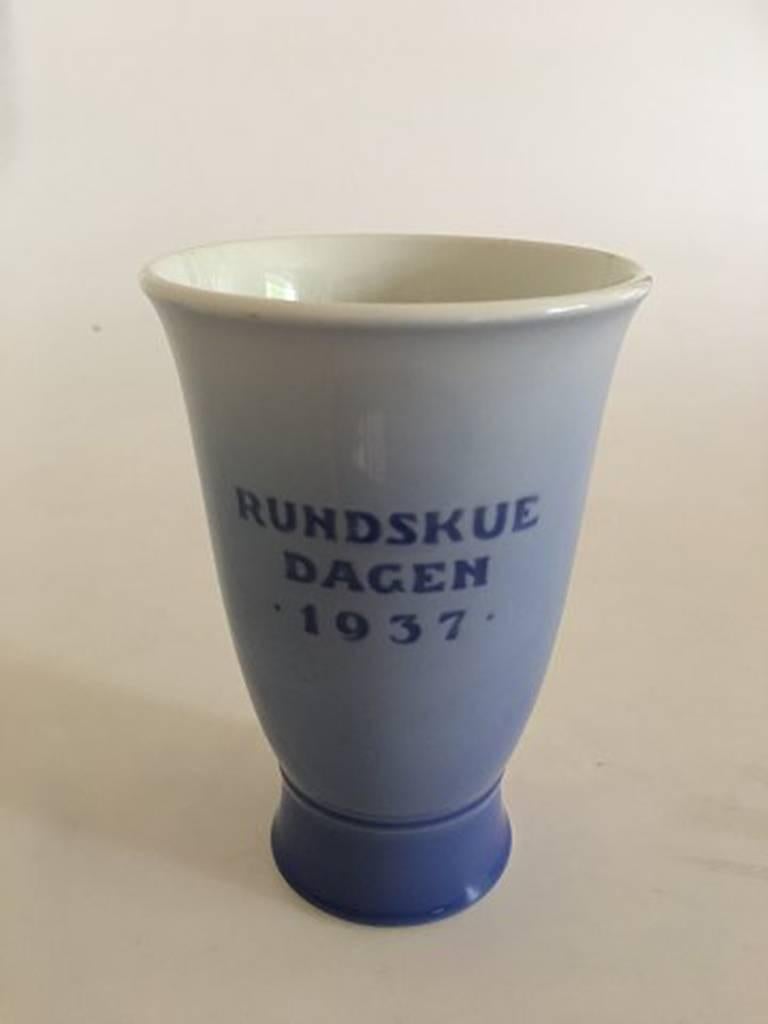 Royal Copenhagen 1937 Rundskuedagen vase. Measures: 14.5 cm H (5 45/64 in). 1st quality. In perfect condition.