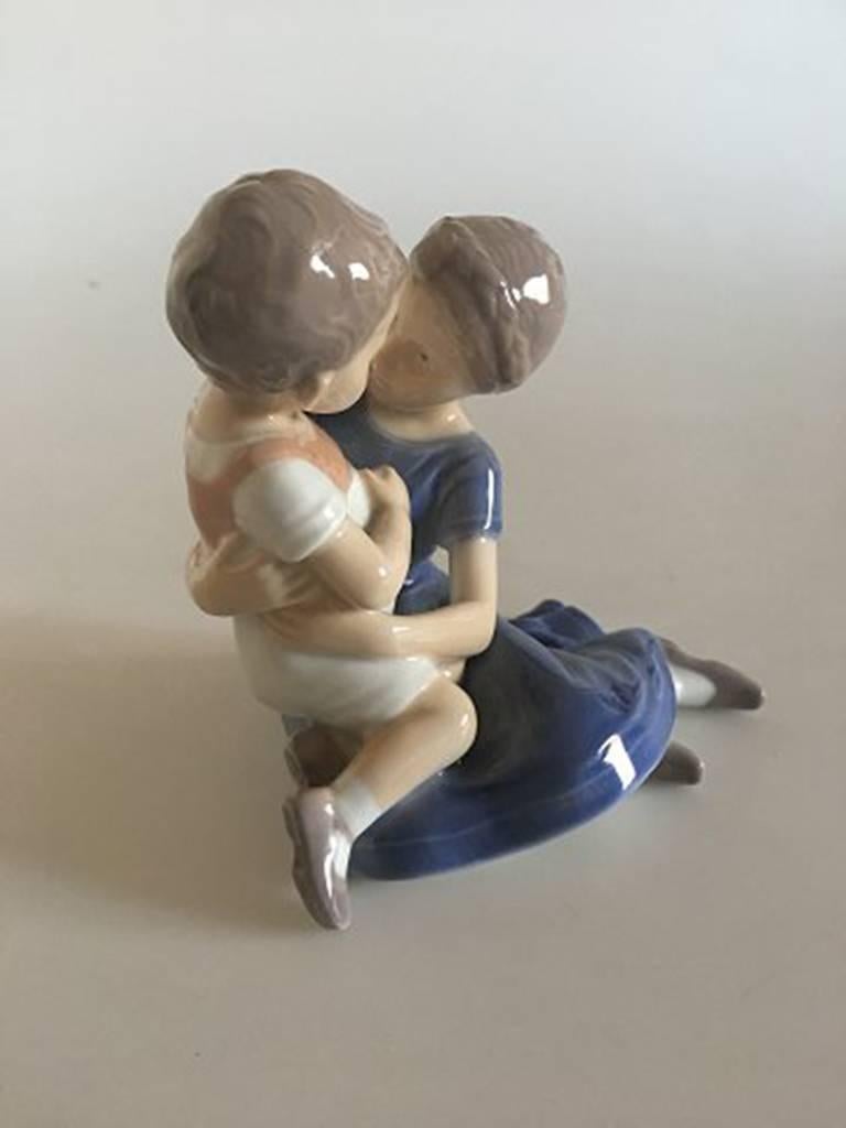 Bing & Grondahl figurine children playing #1568. Measures: 12 cm and is in good condition. Designed by Ingeborg Plockross Irminger.