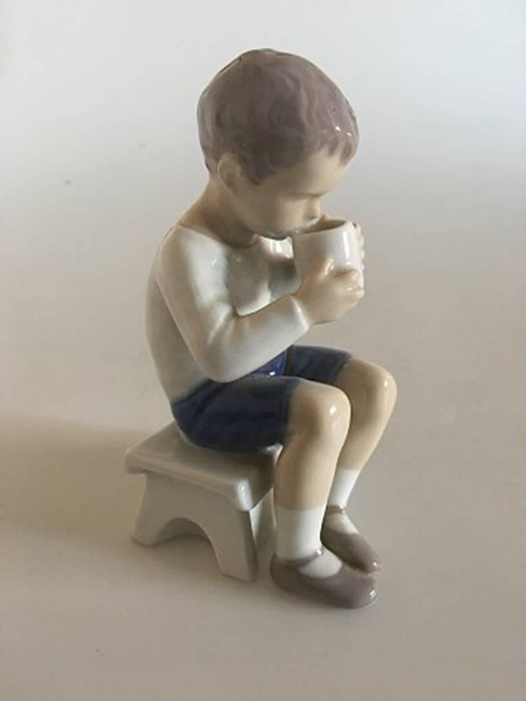 Bing & Grøndahl figurine victor boy drinking #1713. Measures 13.5cm and is in good condition.