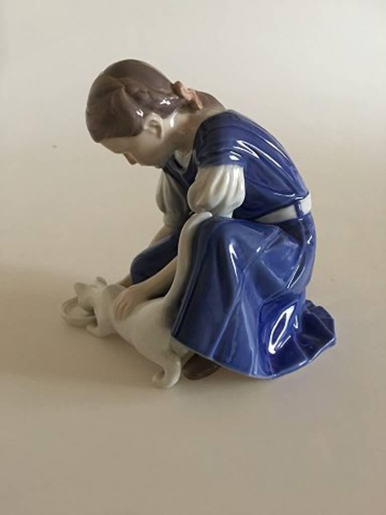 Bing & Grondahl figurine girl with cat No 1745. Designed by Ingeborg Plockross Irminger. Measures: 15 cm and is in good condition.