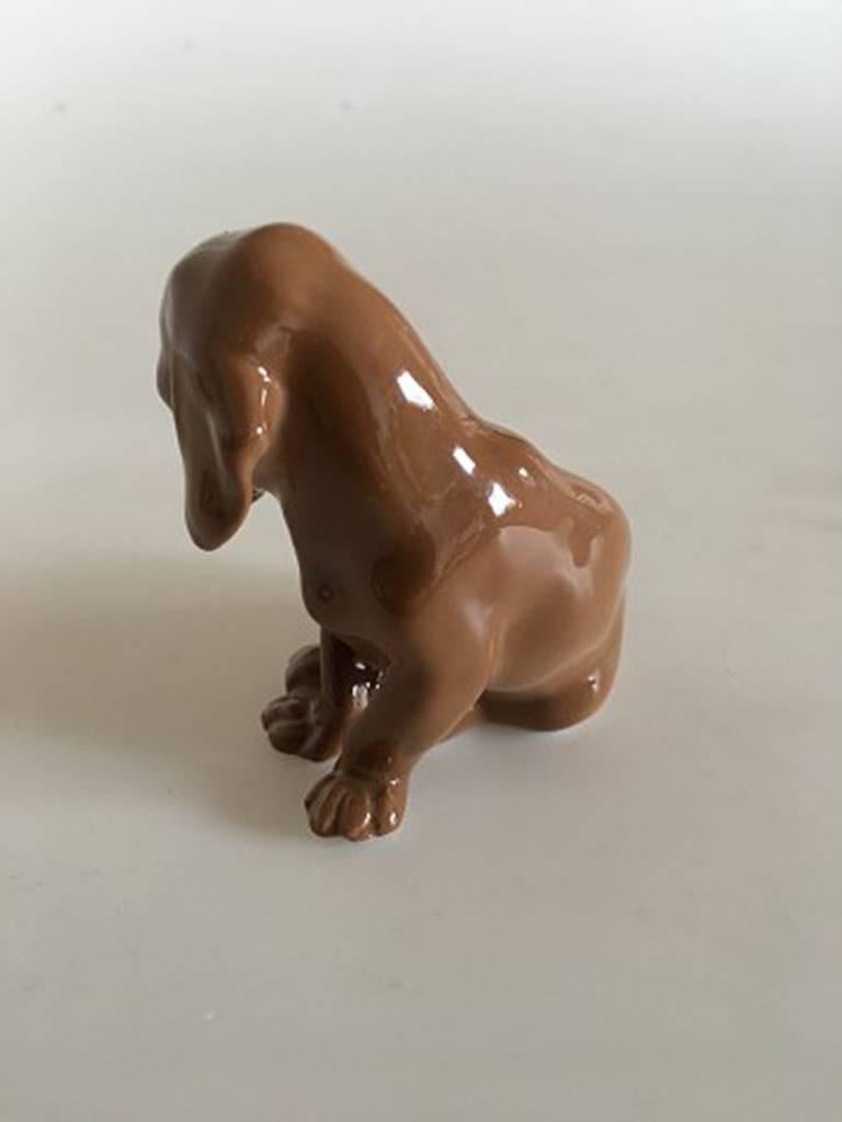 Bing & Grondahl figurine dachshund #1755. Measures 7cm and is in good condition.
