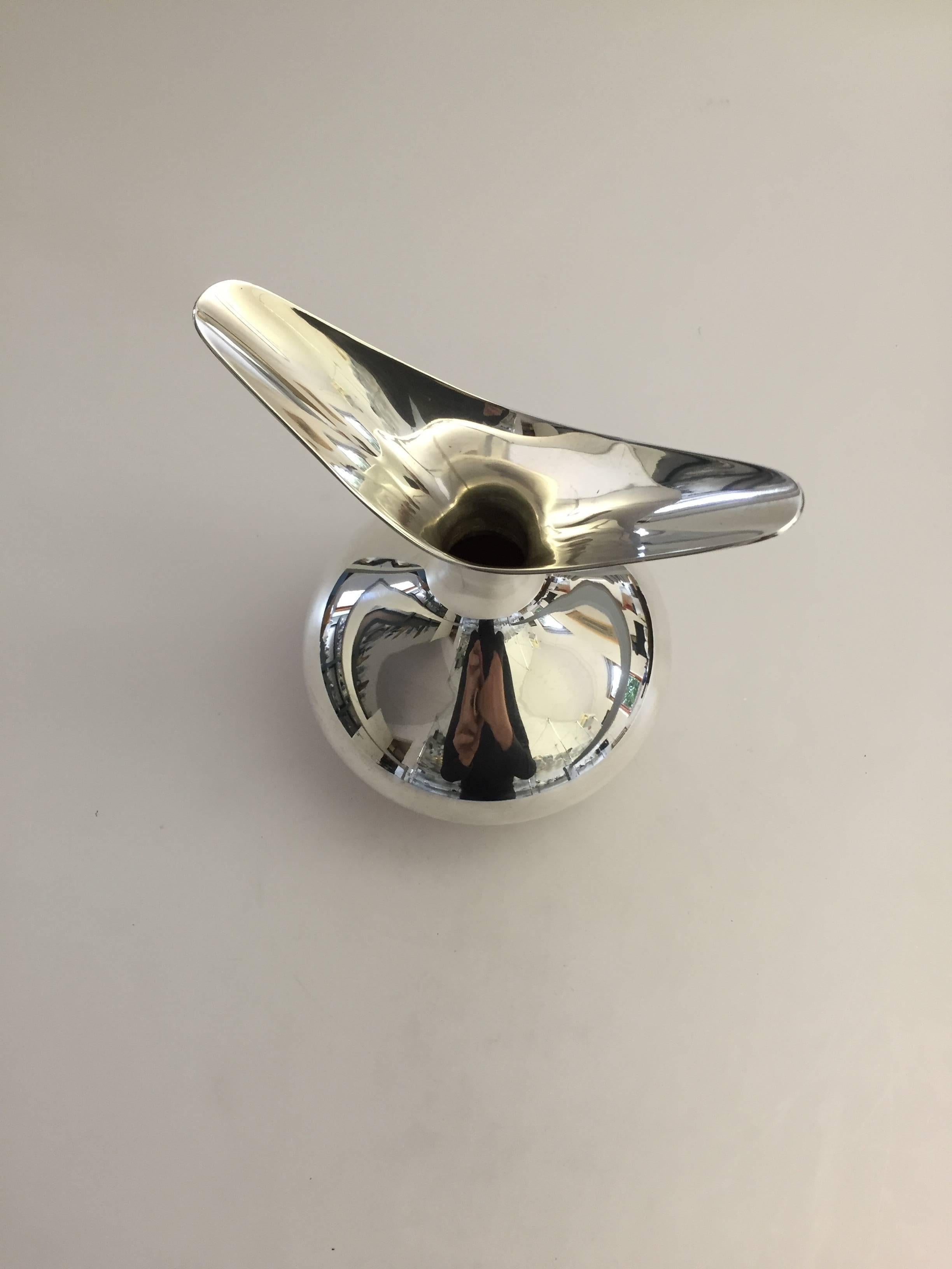 Moderne Vase aus Cohr-Sterlingsilber von Hans Bunde. Die Höhe beträgt 17,5 cm, die größte Breite 14,5 cm. Die Vase ist in einem guten Zustand.

Cohr war ein dänischer Hersteller von rostfreiem Stahl und Silberwaren. Das Unternehmen wurde 1906