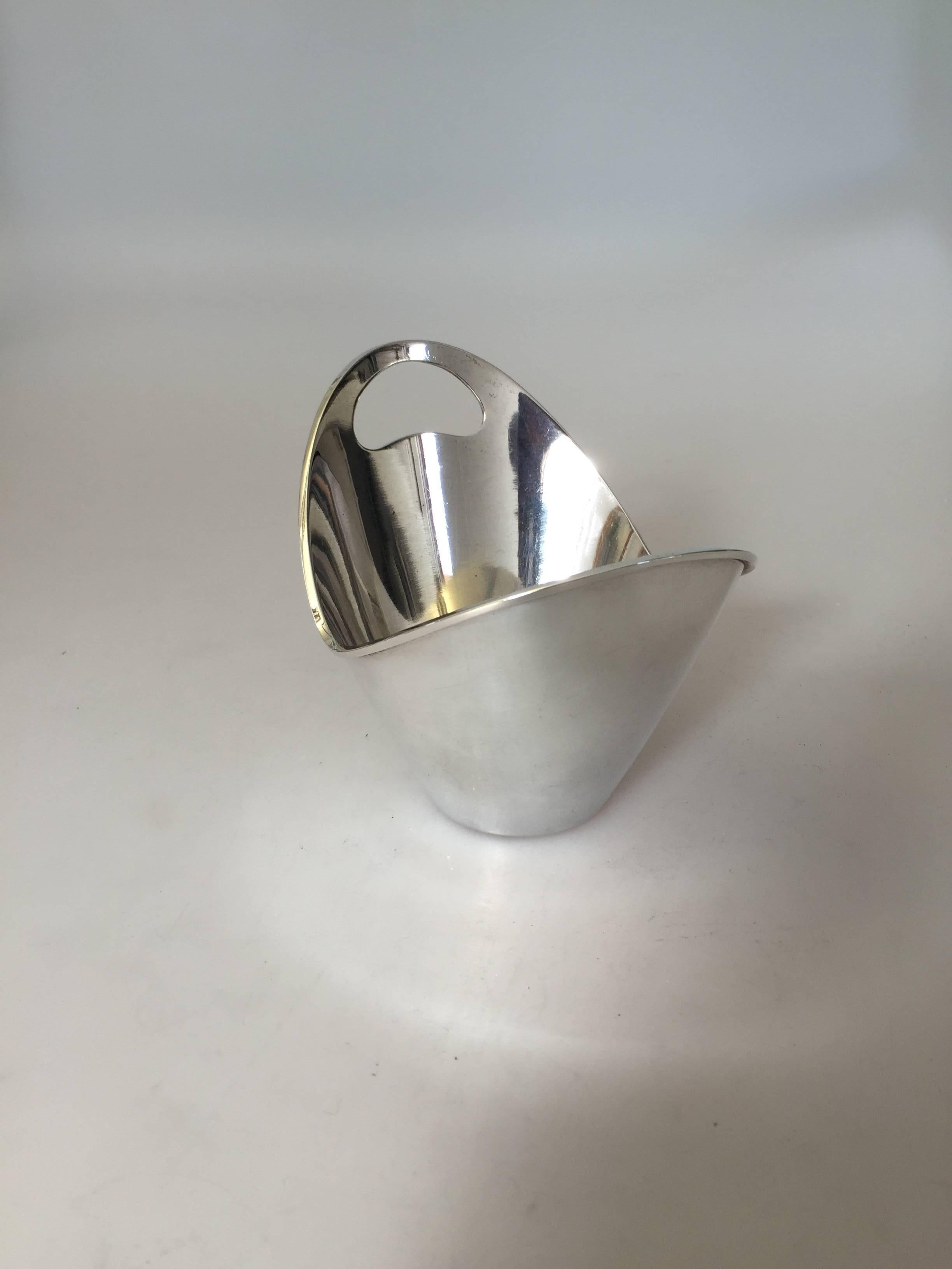 Hingelberg sterling silver sauce bowl. Measures 10.5 cm high and is in a good condition.

Silver from Hingelbergs silversmithy where Svend Weirauch was in charge as a silversmithy and designer from 1928, was early on inspired by the most modern