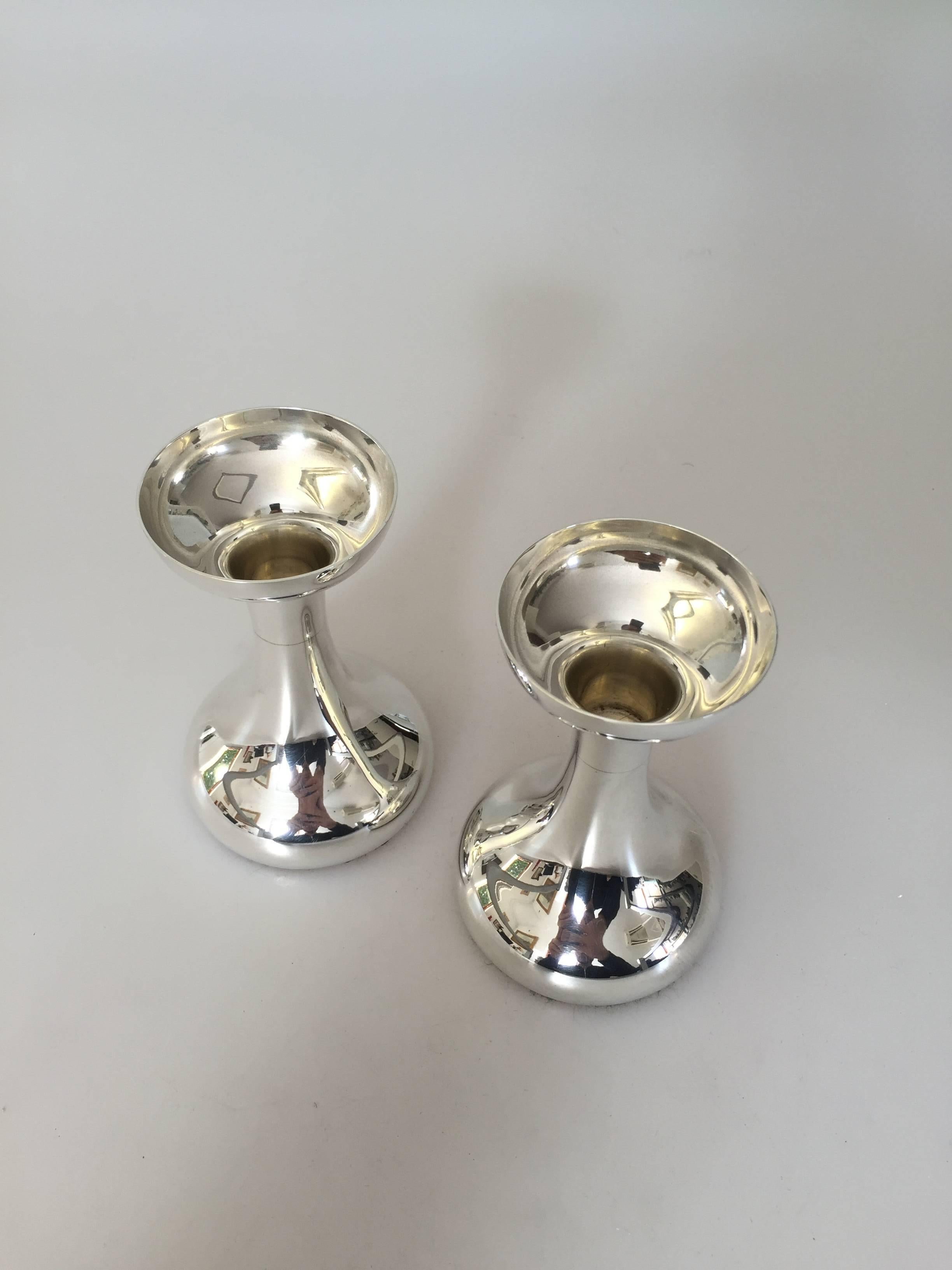 F. Hingelberg sterling silver Svend Weihrauch pair of candlesticks. Measures 11 cm high and is in a good condition.

Silver from Hingelbergs silversmithy where Svend Weirauch was in charge as a silversmithy and designer from 1928, was early on
