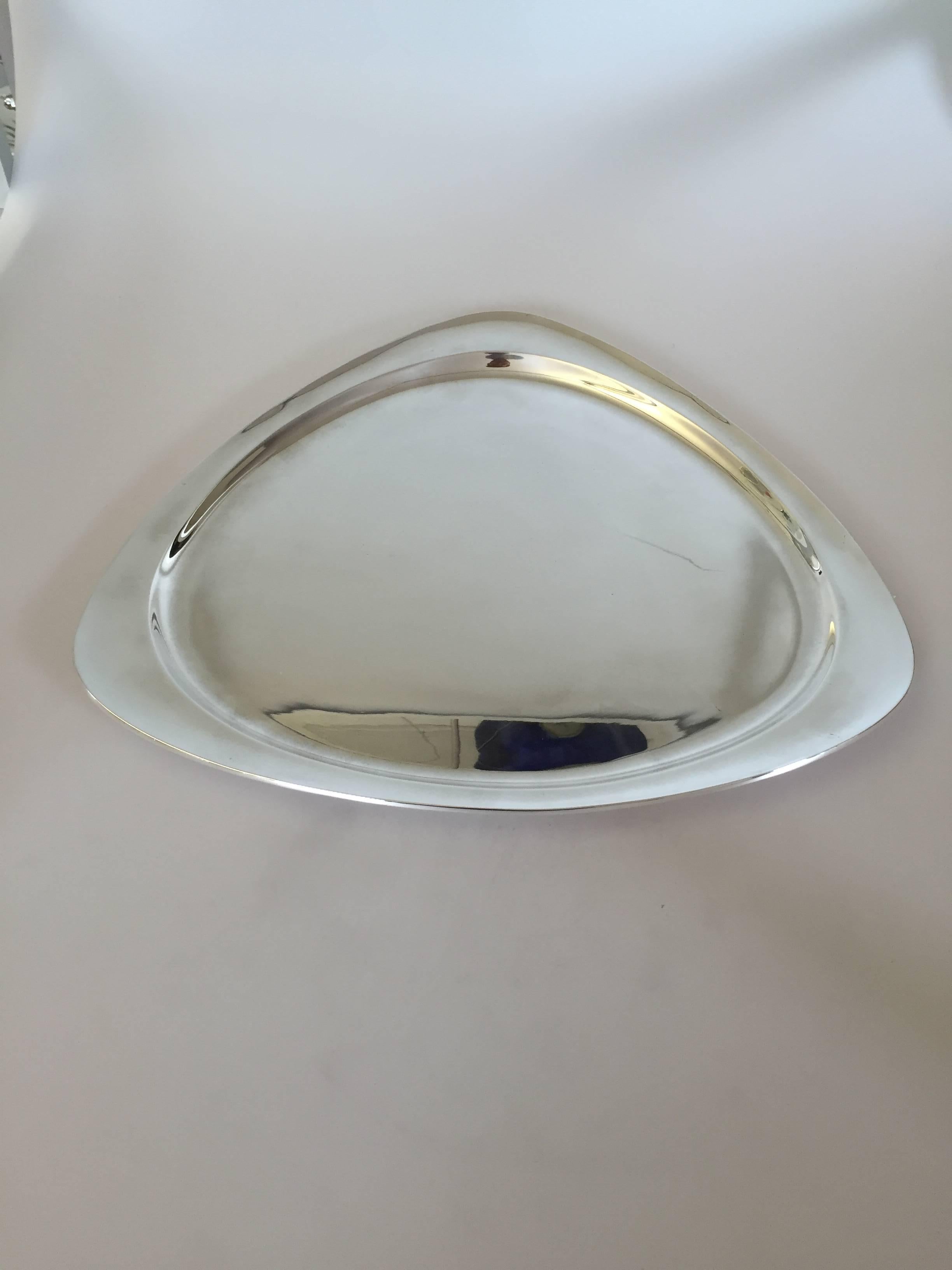 Cohr sterling silver Hans Bunde large tray. Measures 35 cm in diameter. In a good condition.

Cohr was a Danish manufacturer of stainless steel and silverware. The company was founded in 1906 and produced items until 1987. Hans Bunde was a Danish