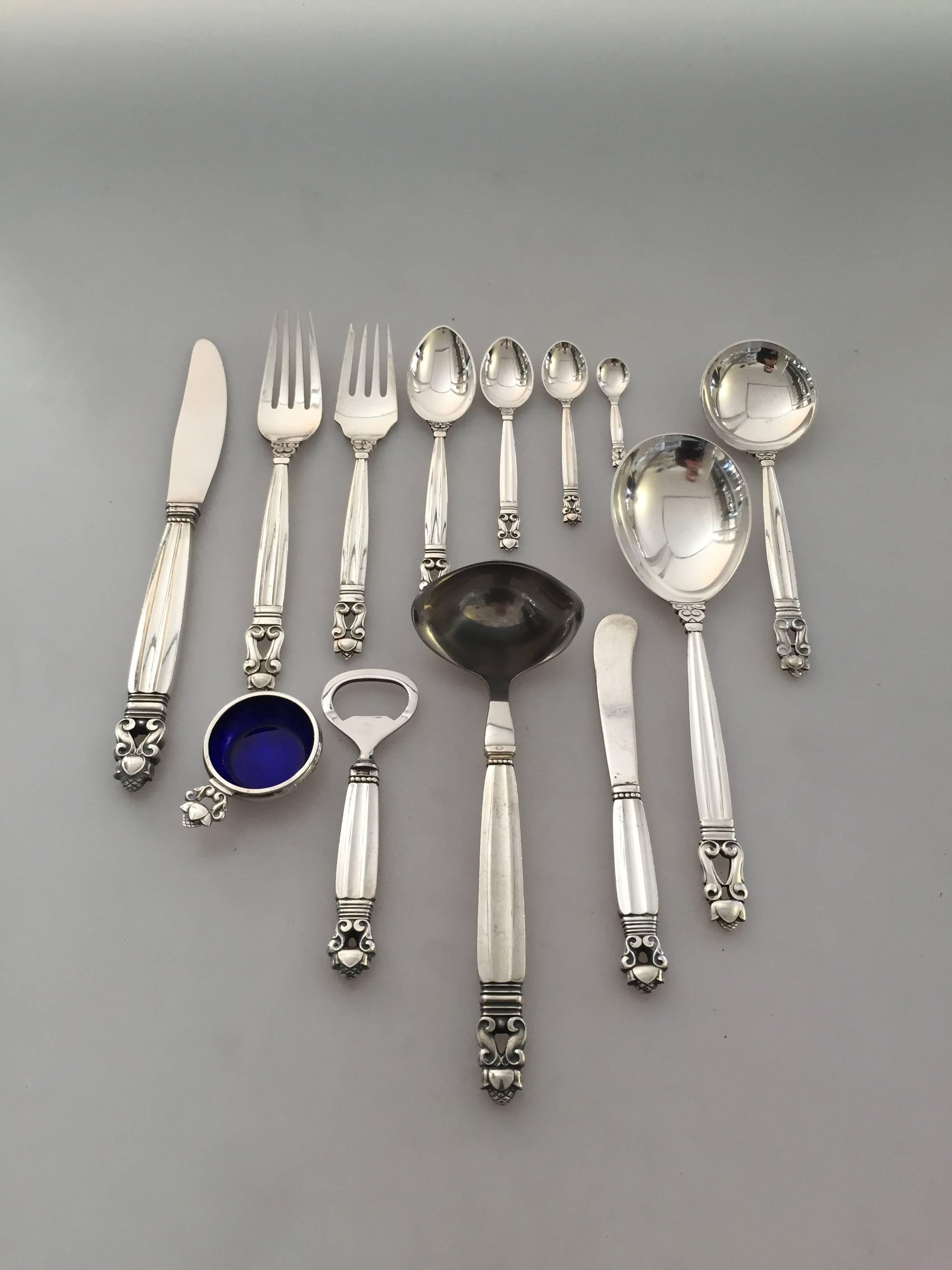 Georg Jensen sterling silver acorn set of 86 Pieces:

 Ten x knifes 20.5 cm.
Ten x forks 18.9 cm.
Ten x soup spoons 16 cm.
Ten x salad forks 16.7 cm.
Ten x butter knifes all sterling 14.8 cm.
Ten x slender fruit spoons 15 cm.
Ten x coffee