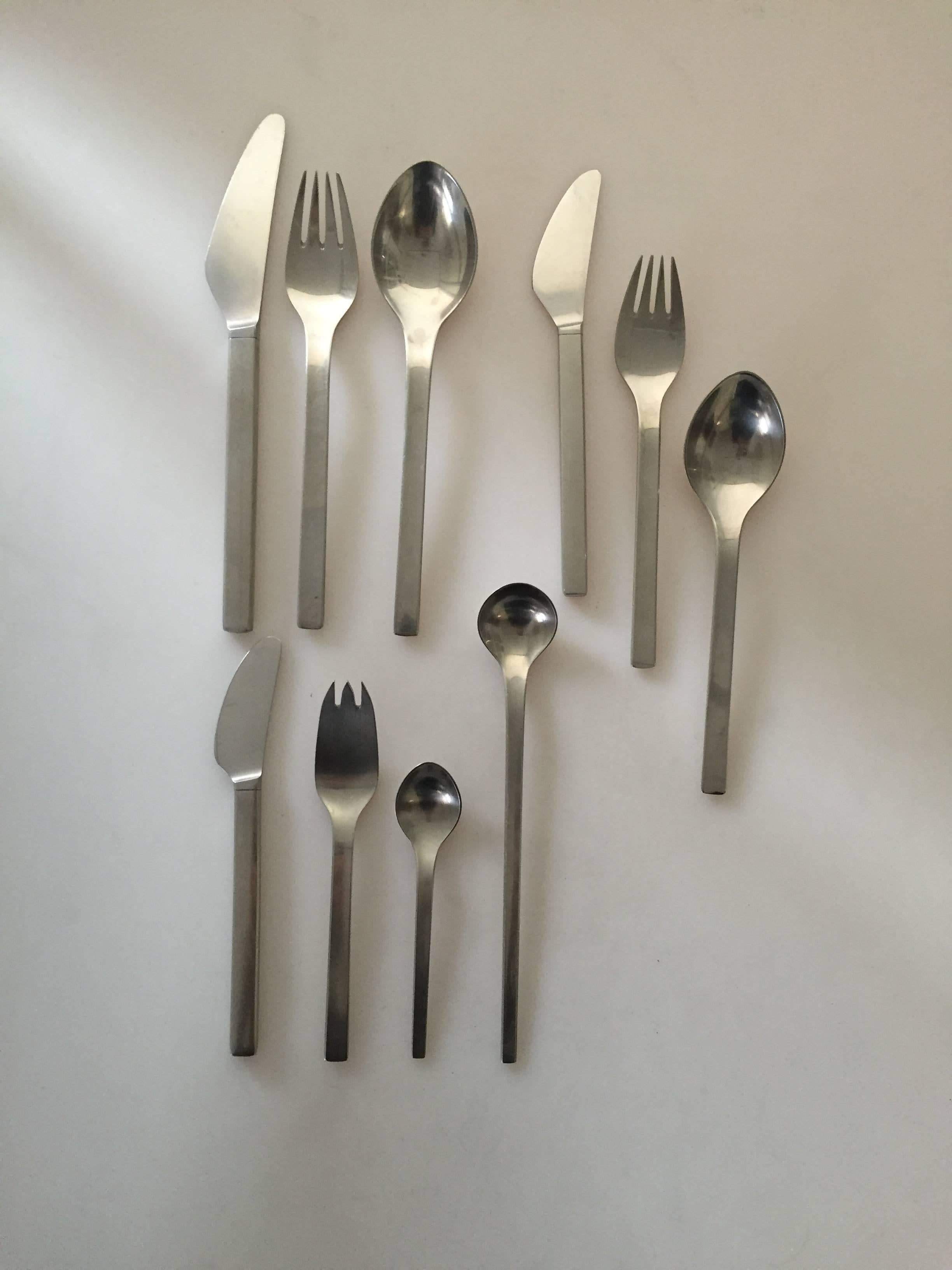 Georg Jensen stainless steel Tuja/Tanaquil stainless steel set of 72 pieces.

 The set consists of:

Eight dinner knifes 22.3 cm.
Eight dinner forks 19 cm.
Eight dinner spoons 19.5 cm.
Eight lunch knifes 18.6 cm.
Eight lunch forks 17.3