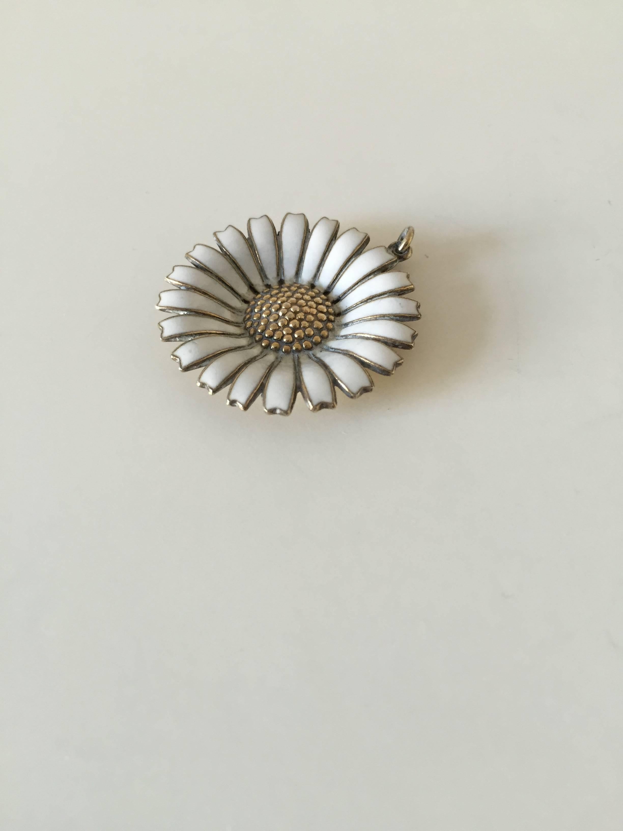 A large Anton Michelsen daisy pendant in gilded sterling silver and white enamel. 

The pendant measures 3 cm in diameter and is in perfect condition.