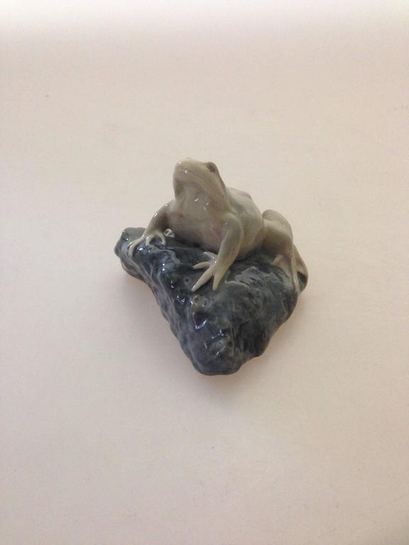 Royal Copenhagen Art Nouveau paperweight with frog #884. Measures 9cm x 6cm. Is first quality and in perfect condition.