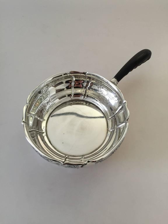 Svend Toxværd silver ornamented sauce pan with handle, Denmark. Is in good condition.

Measures: 17 cm and 30 cm with the handle, 6 cm high.