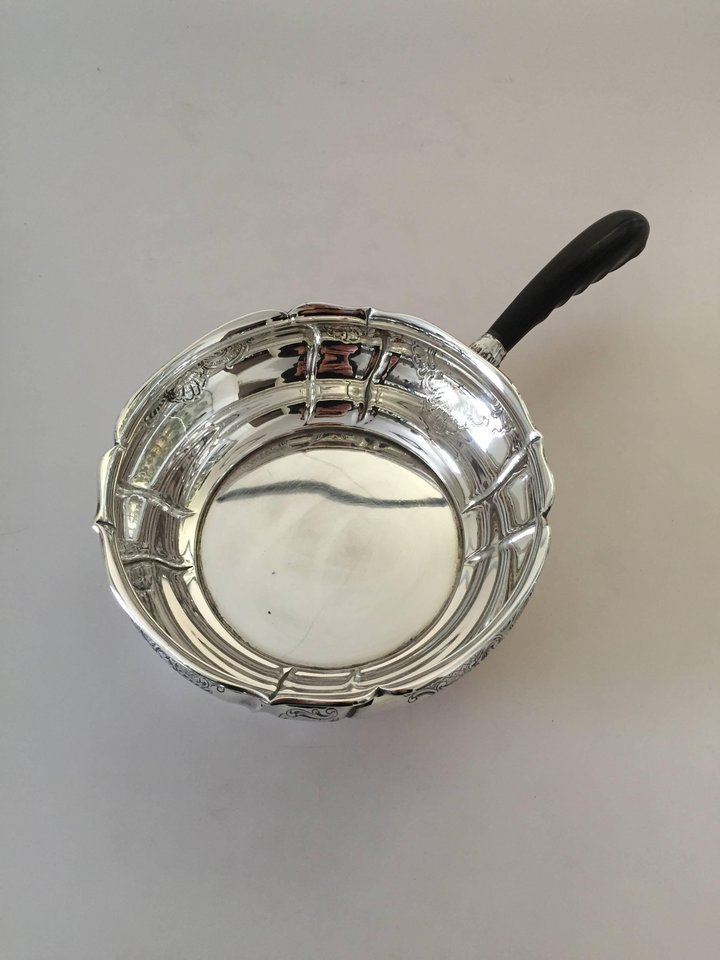 Svend Toxværd silver ornamented sauce pan with handle, Denmark. Is in good condition.

Measures: 17 cm and 30 cm with the handle, 6 cm high.