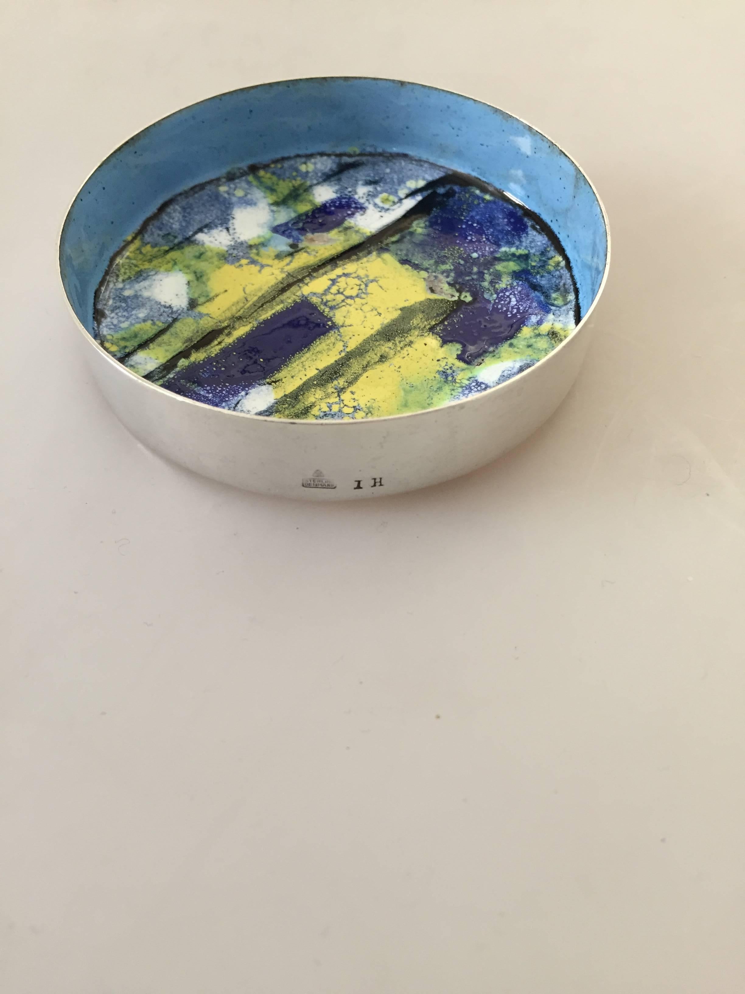 Anton Michelsen sterling silver enamel bowl by Inger Hanmann. Is in good condition.

Measures: 7.3 cm x 1.5 cm. 

Inger Hanmann (1918-2007) was a Danish painter and enamel artist. One of the first artists in Denmark to champion enamel. She did