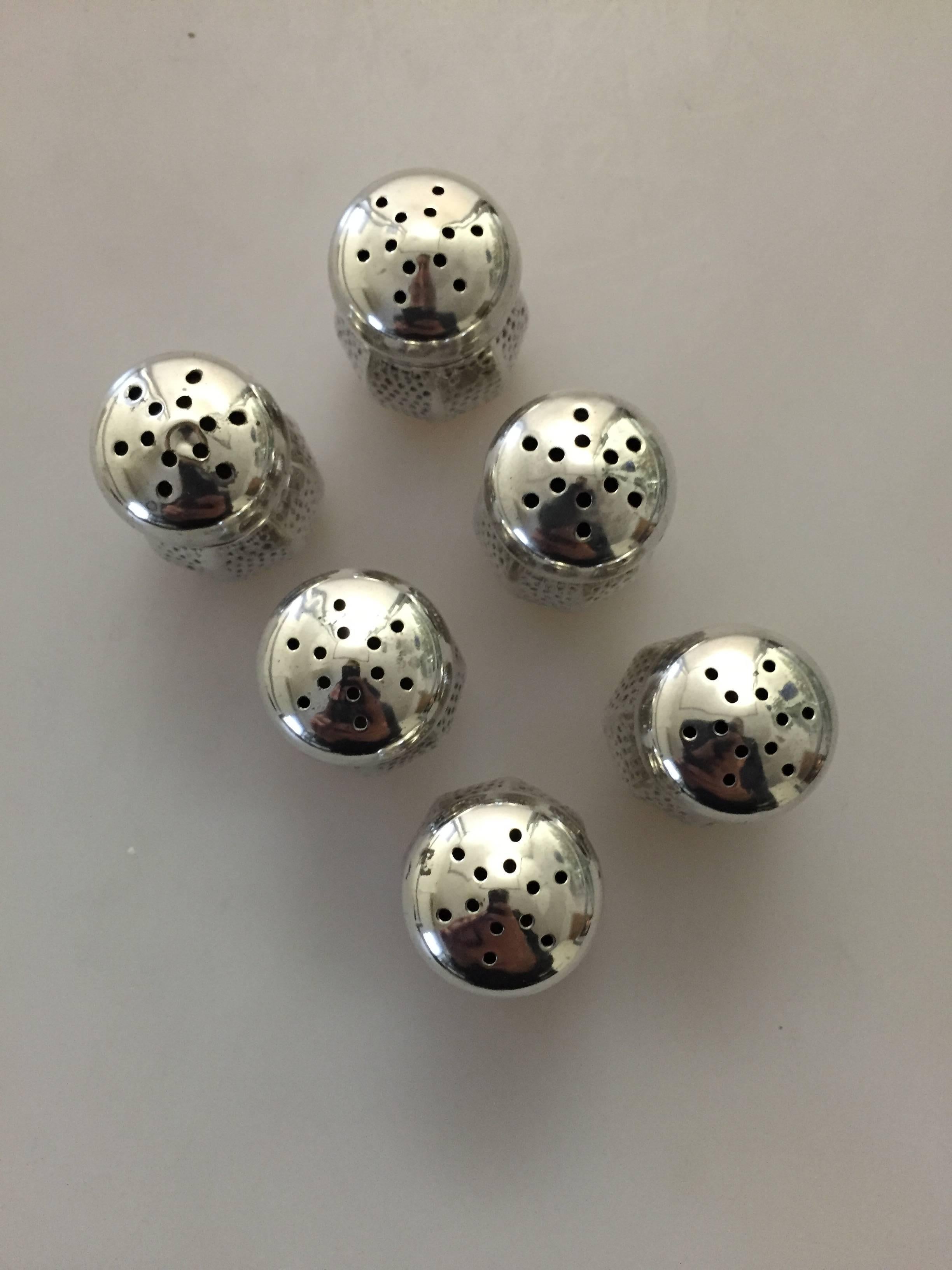 Set of six salt / pepper shakers in American sterling silver. 

Measures 3.5 cm tall (1 3/8